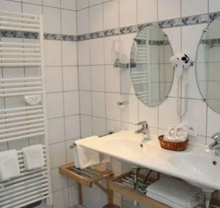 Hotel Aux Armes De France 2*